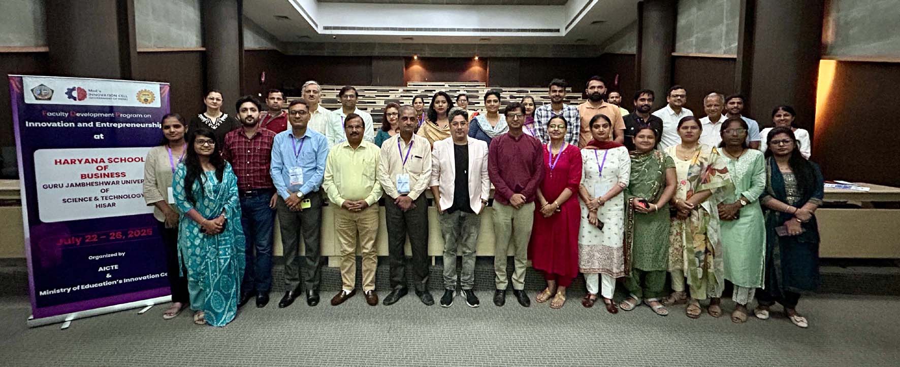 कार्यक्रम में उपस्थित अतिथिगण एवं प्रतिभागी। कार्यक्रम में उपस्थित अतिथिगण एवं प्रतिभागी।