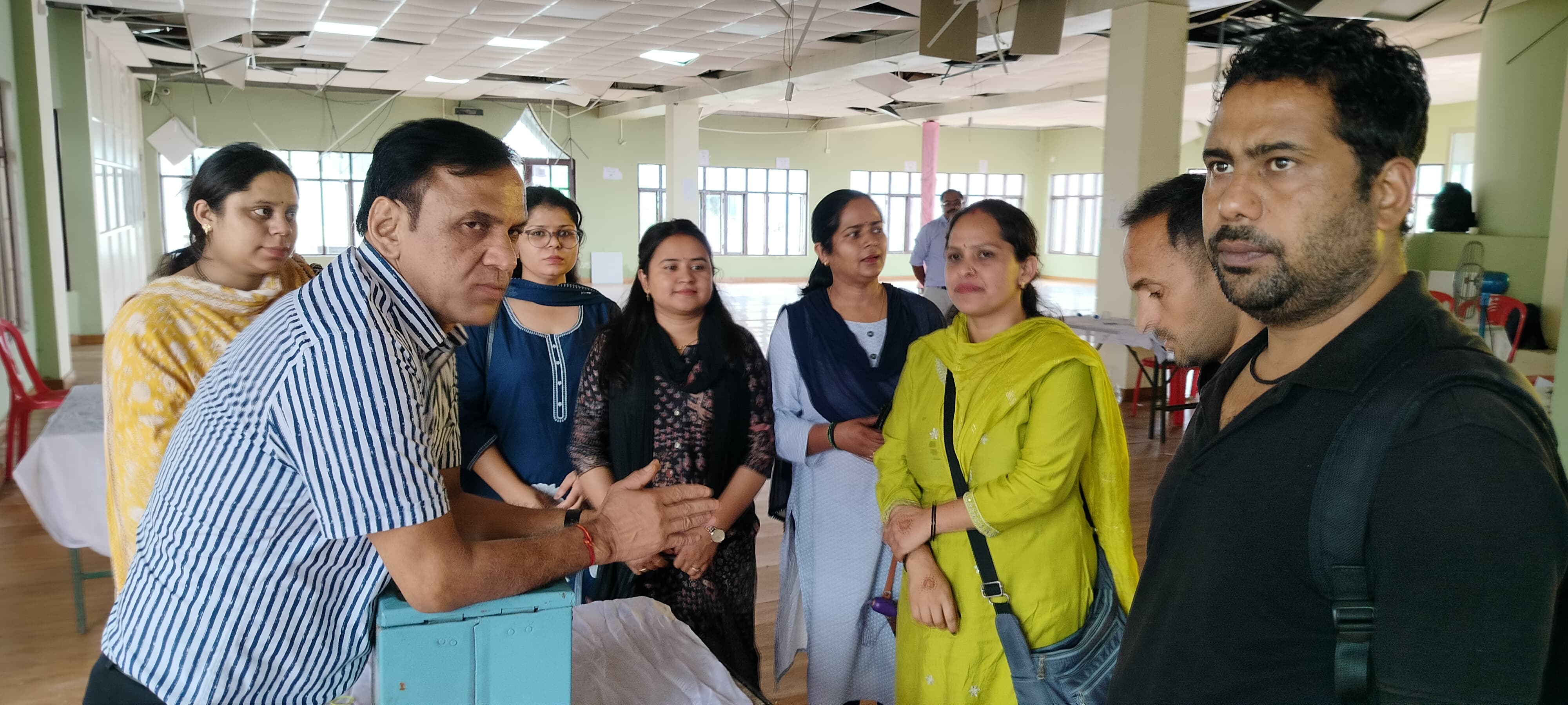प्रशिक्षण में 190 कार्मिकों को मतगणना की संपूर्ण प्रक्रिया की बारीकियों को समझते अधिकारी