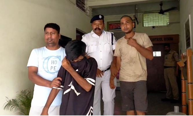 दो बाइक चोर को ले जाती पुलिस दो बाइक चोर को ले जाती पुलिस