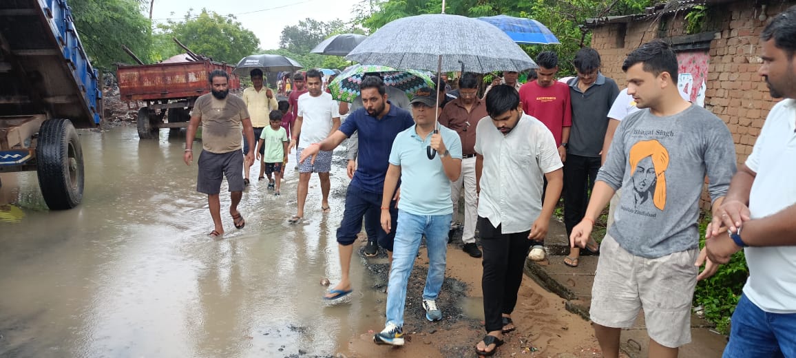 जांजगीर कलेक्टर जन्मेजय महोबे ने जलभराव क्षेत्रों का सुबह से निरीक्षण कर राहत कार्यों का लिया जायजा जांजगीर कलेक्टर जन्मेजय महोबे ने जलभराव क्षेत्रों का सुबह से निरीक्षण कर राहत कार्यों का लिया जायजा