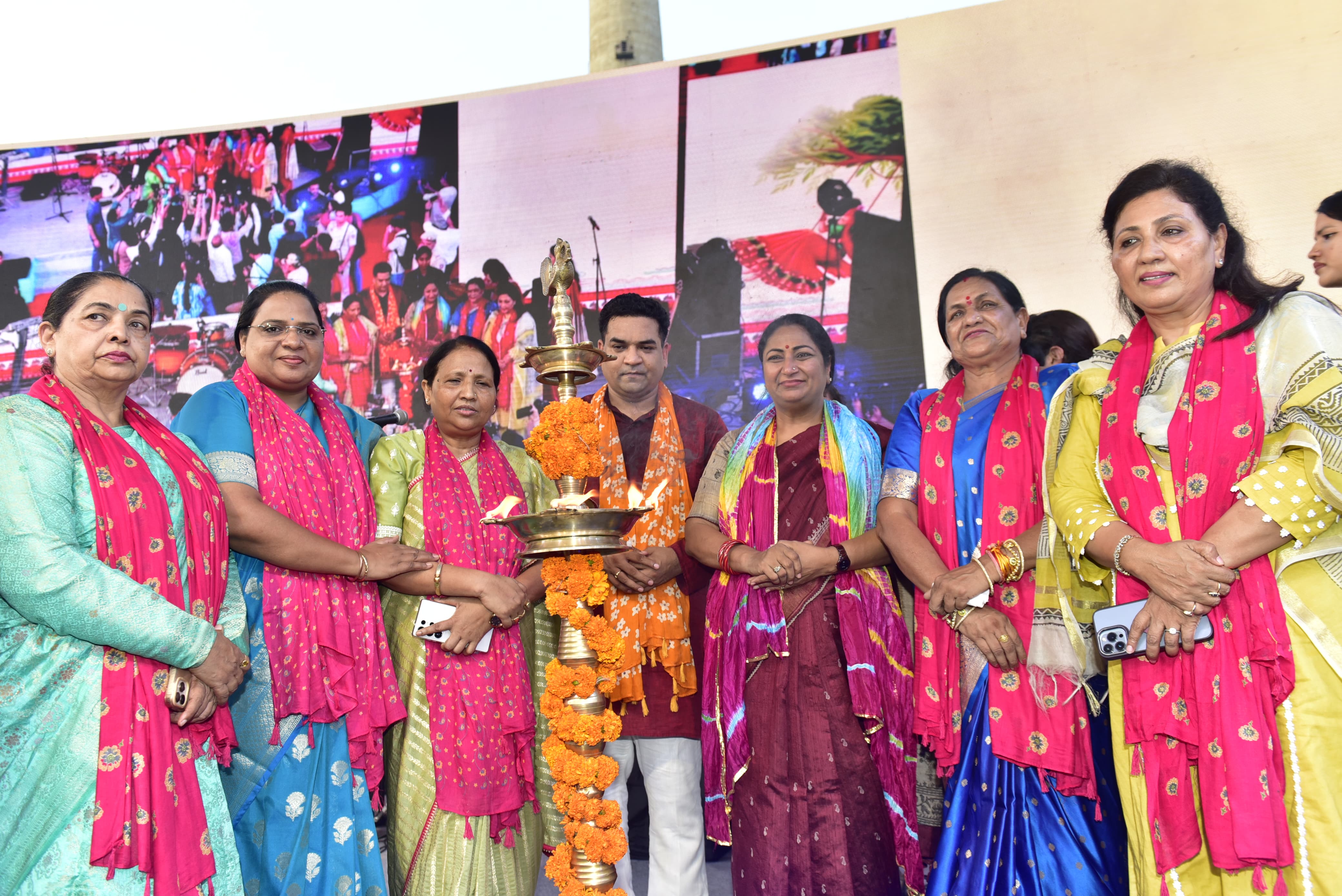 दिल्ली हाट पीतमपुरा में दिल्ली सरकार के तीन दिवसीय तीज महोत्सव 2025 का उद्घाटन करती मुख्यमंत्री रेखा गुप्ता