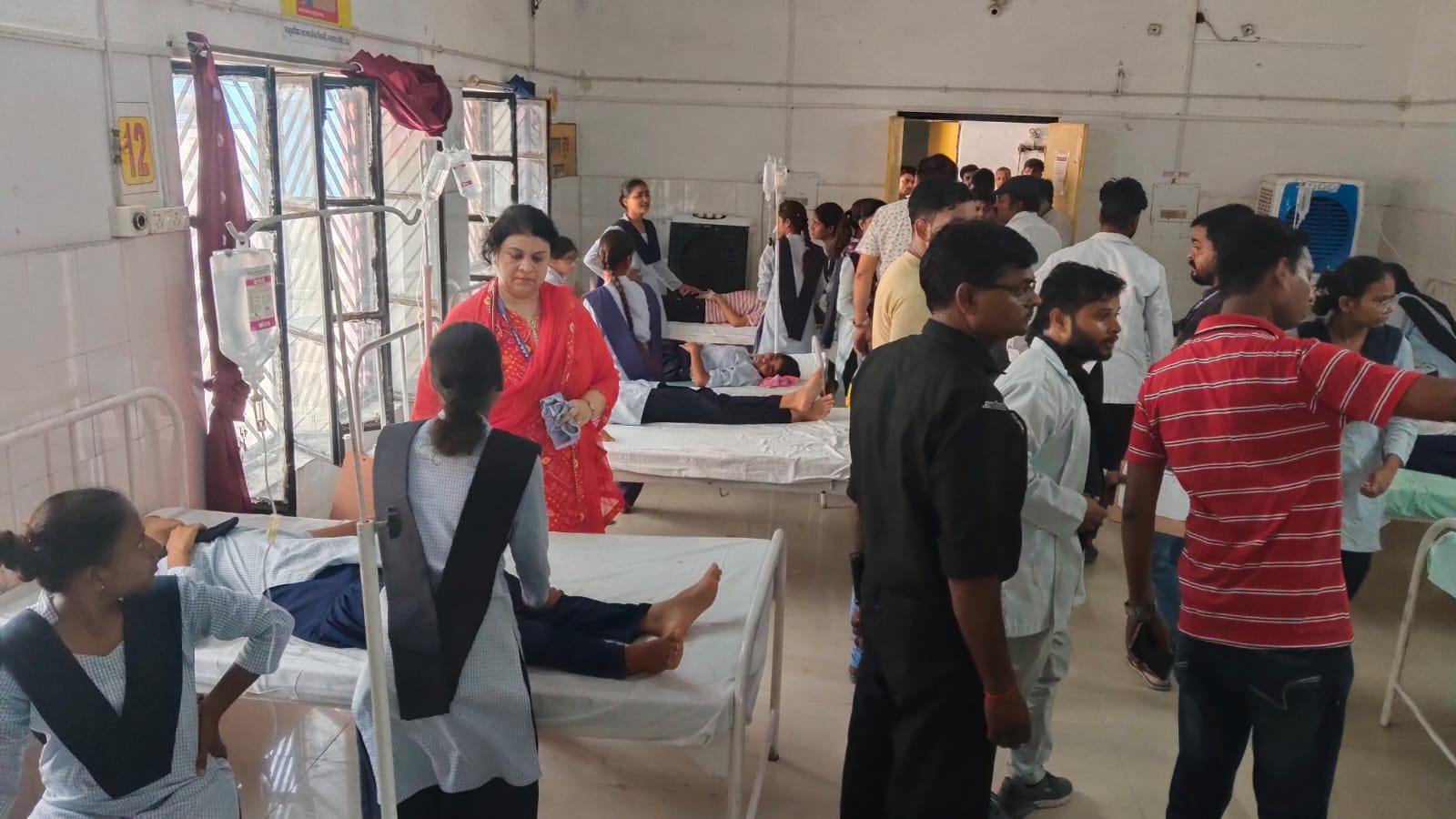 नवोदय विद्यालय में 20 से अधिक बच्चे बीमार, 2 छात्राएं मेडिकल कॉलेज रेफर नवोदय विद्यालय में 20 से अधिक बच्चे बीमार, 2 छात्राएं मेडिकल कॉलेज रेफर