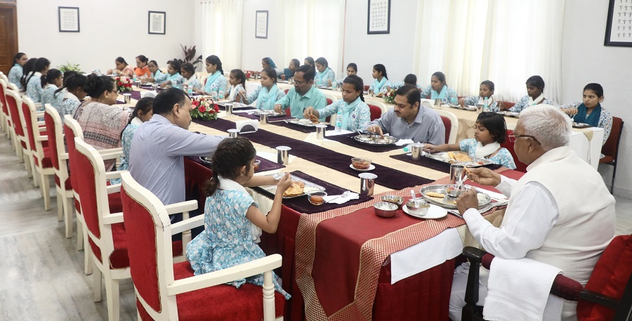 राज्यपाल मंगुभाई पटेल ने दिव्यांग बालिकाओं के साथ किया सह-भोज राज्यपाल मंगुभाई पटेल ने दिव्यांग बालिकाओं के साथ किया सह-भोज