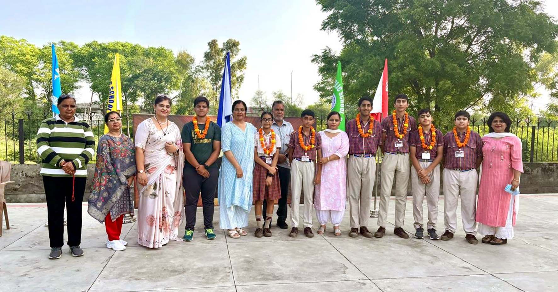 पदक जीतने वाले खिलाड़ी प्रधानाचार्या गीता मल्होत्रा के साथ। पदक जीतने वाले खिलाड़ी प्रधानाचार्या गीता मल्होत्रा के साथ।