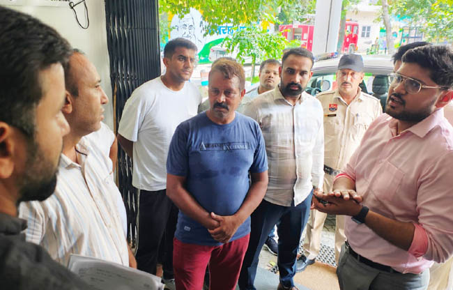 सोनीपत:   समस्या सुन अधिकारियों को समाधान के निर्देश देते निगम  आयुक्त हर्षित कुमार।