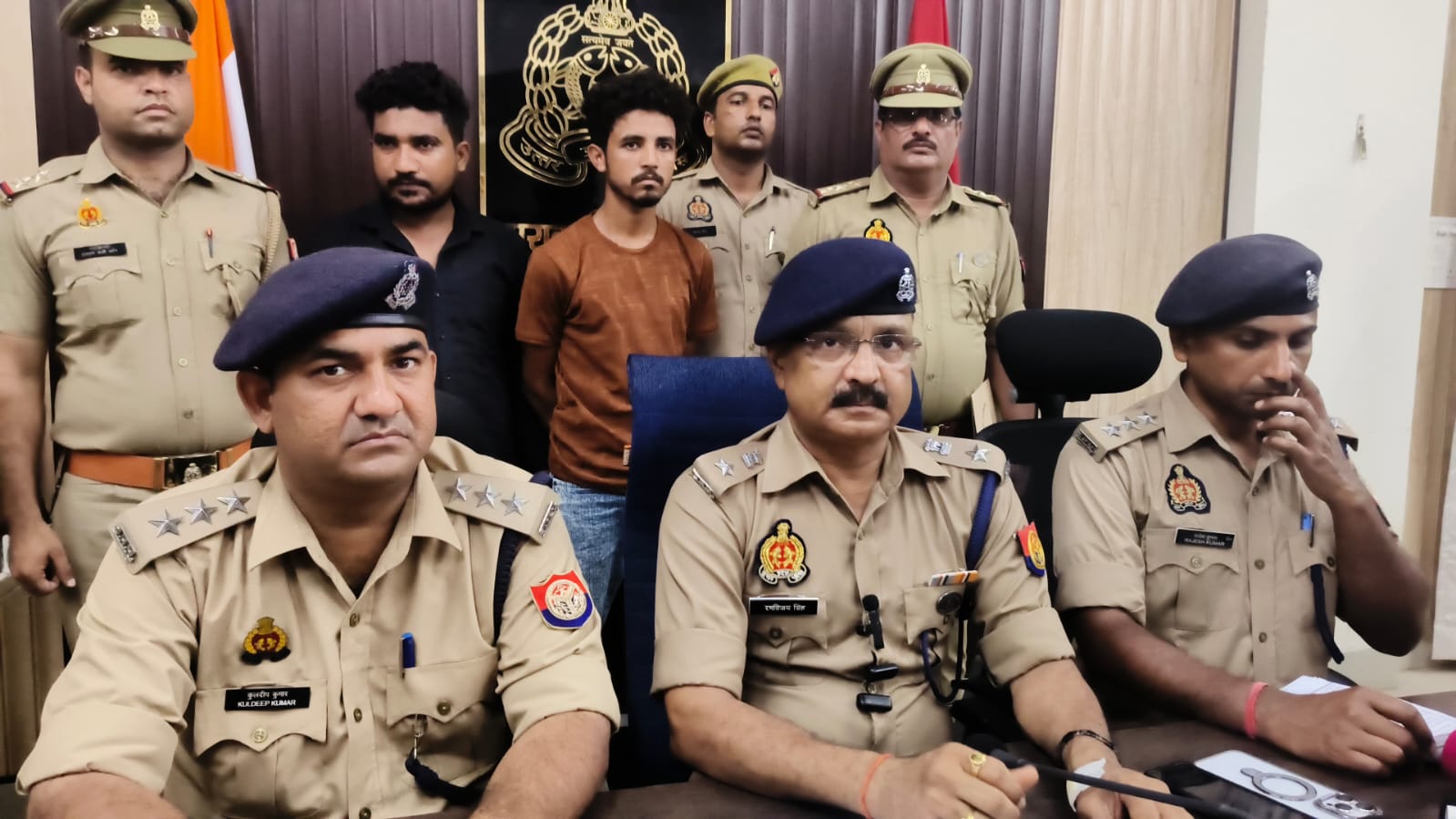 अवैध अफीम की तस्करी में दो आरोपितों की गिरफ्तारी की जानकारी देते पुलिस अधीक्षक नगर व पुलिस गिरफ्त में आरोपित।