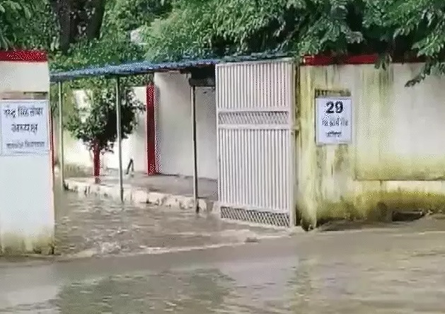 विधानसभा अध्यक्ष नरेंद्र सिंह तोमर के सरकारी बंगले में पानी भरा विधानसभा अध्यक्ष नरेंद्र सिंह तोमर के सरकारी बंगले में पानी भरा