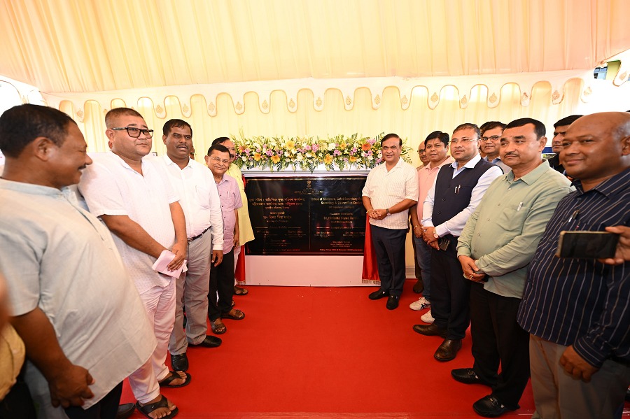 डिब्रूगढ़ में मंत्री कार्यालय और कन्वेंशन सेंटर का शिलान्यास करते हुए मुख्यमंत्री डॉ हिमंत बिस्व सरमा। डिब्रूगढ़ में मंत्री कार्यालय और कन्वेंशन सेंटर का शिलान्यास करते हुए मुख्यमंत्री डॉ हिमंत बिस्व सरमा।