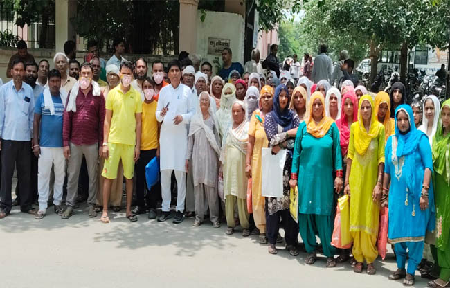 सोनीपत: बंदर का मुखौटा लगाकर प्रदर्शन करते हुए बीपीएल परिवार के सदस्य सोनीपत: बंदर का मुखौटा लगाकर प्रदर्शन करते हुए बीपीएल परिवार के सदस्य