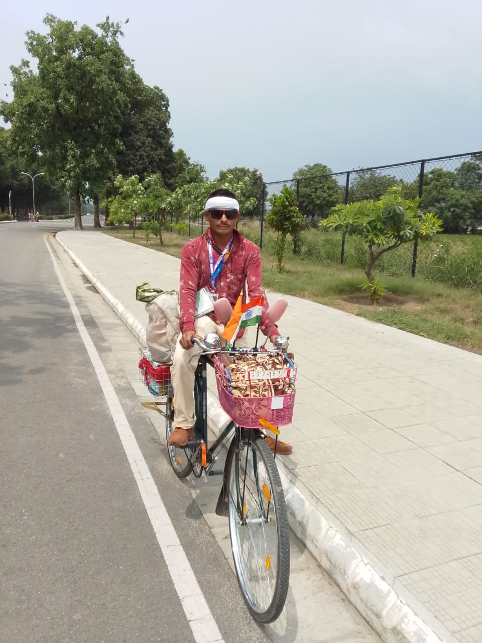 साइकिल चलाते हुए तुलसीराम साहू।