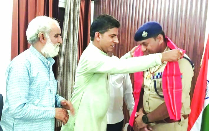 एसएसपी का सम्मान करते हुए एसएसपी का सम्मान करते हुए
