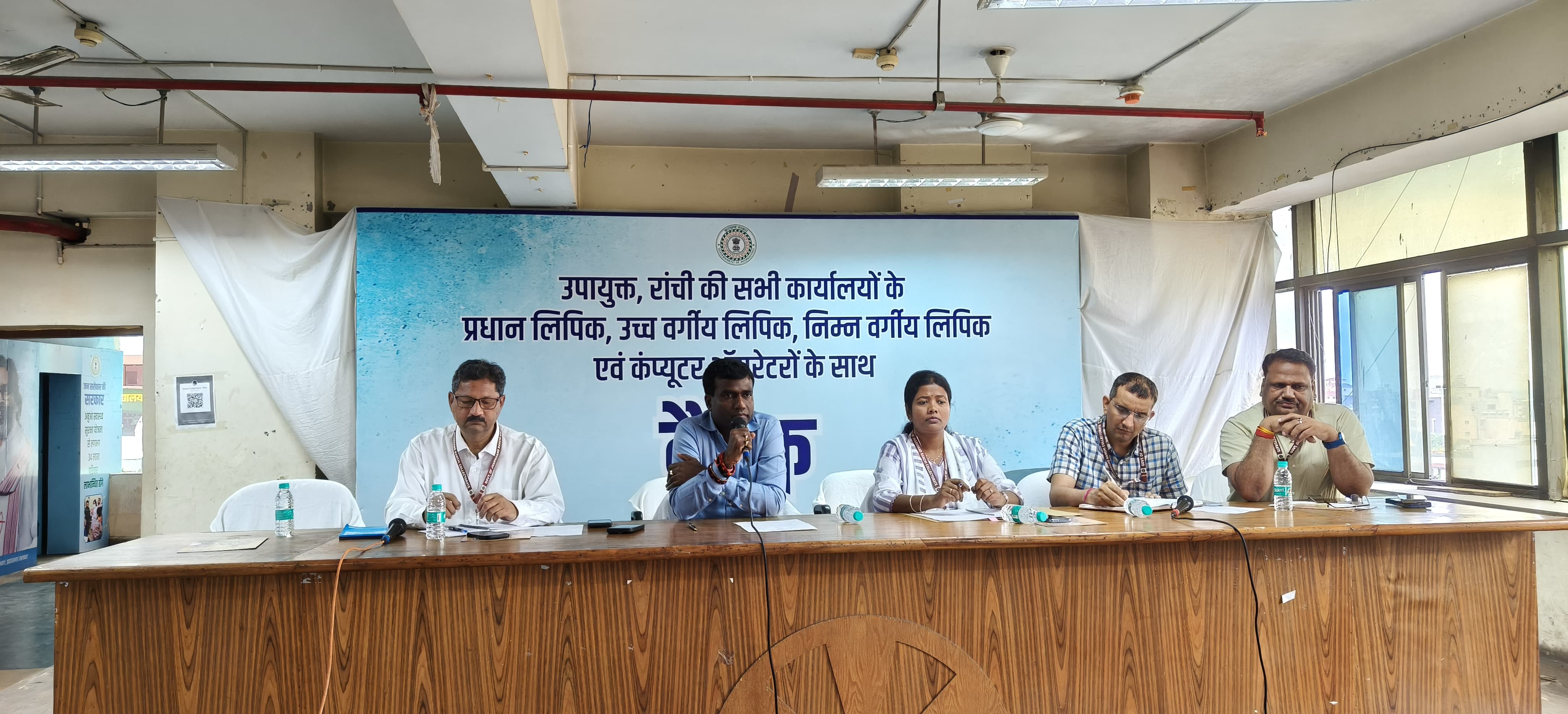 कर्मियों से संवाद करते उपायुक्त कर्मियों से संवाद करते उपायुक्त