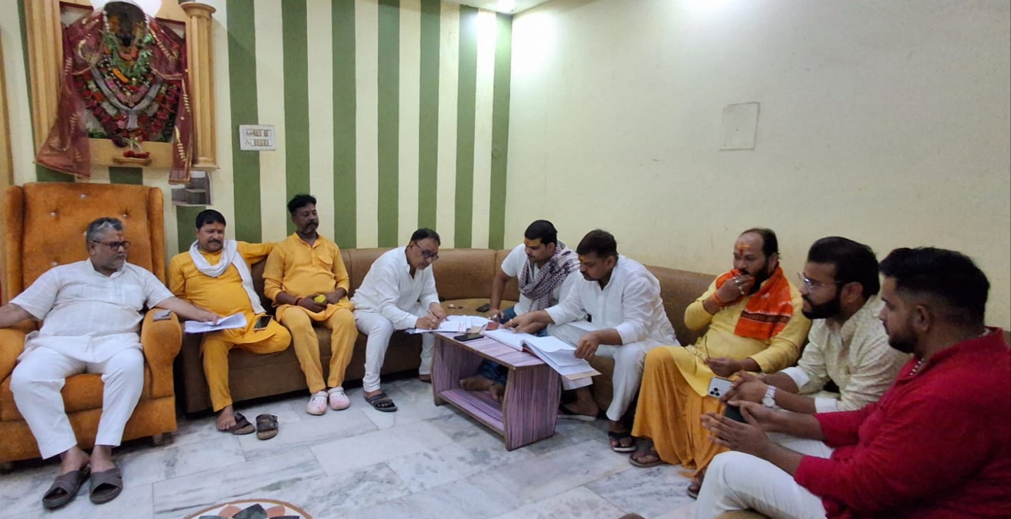 पंडा समाज की बैठक में अधयक्ष पंकज दिवेदी व कार्यकारिणी के सदसय।