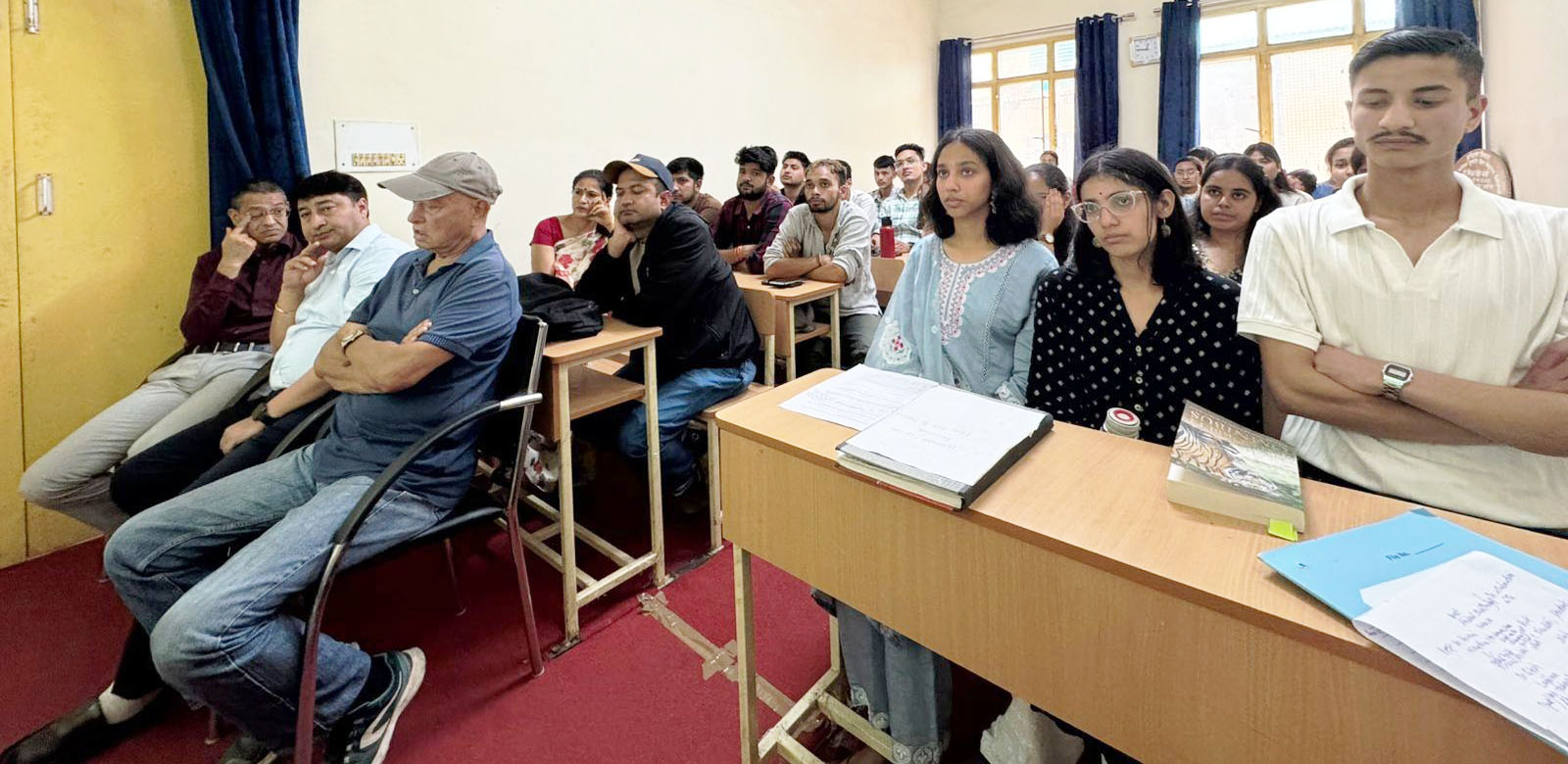 कार्यक्रम में उपस्थित विद्यार्थी एवं प्राध्यापक। कार्यक्रम में उपस्थित विद्यार्थी एवं प्राध्यापक।