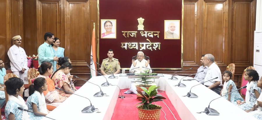 राज्यपाल मंगुभाई पटेल ने मूक बधिर बहुदिव्यांग बालिकाओं को किया संबोधित राज्यपाल मंगुभाई पटेल ने मूक बधिर बहुदिव्यांग बालिकाओं को किया संबोधित