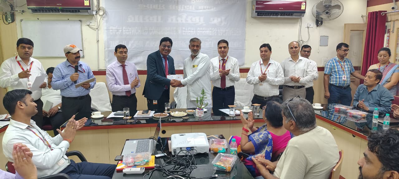 ऋण पत्र वितरित करते हुए