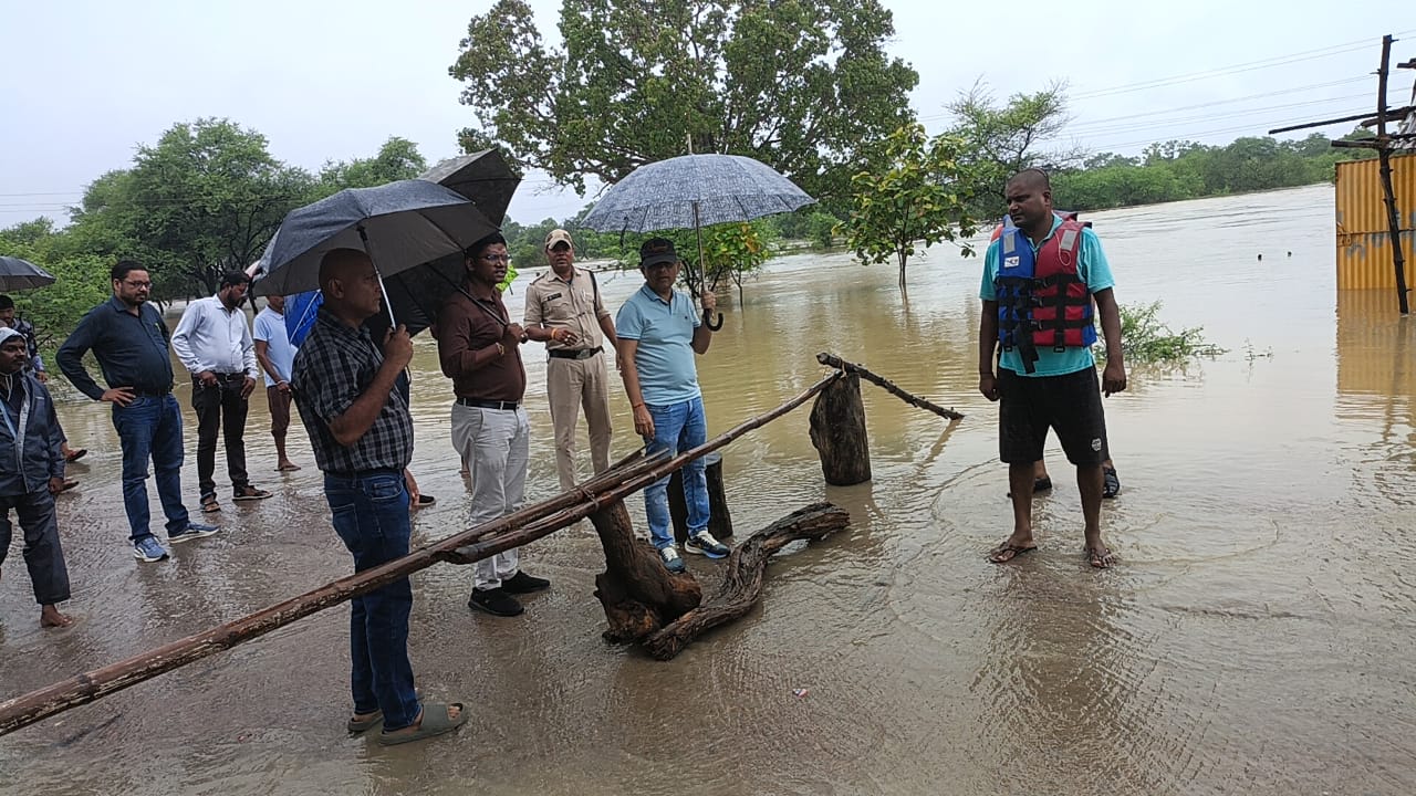 जांजगीर कलेक्टर जन्मेजय महोबे ने जलभराव क्षेत्रों का सुबह से निरीक्षण कर राहत कार्यों का लिया जायजा जांजगीर कलेक्टर जन्मेजय महोबे ने जलभराव क्षेत्रों का सुबह से निरीक्षण कर राहत कार्यों का लिया जायजा