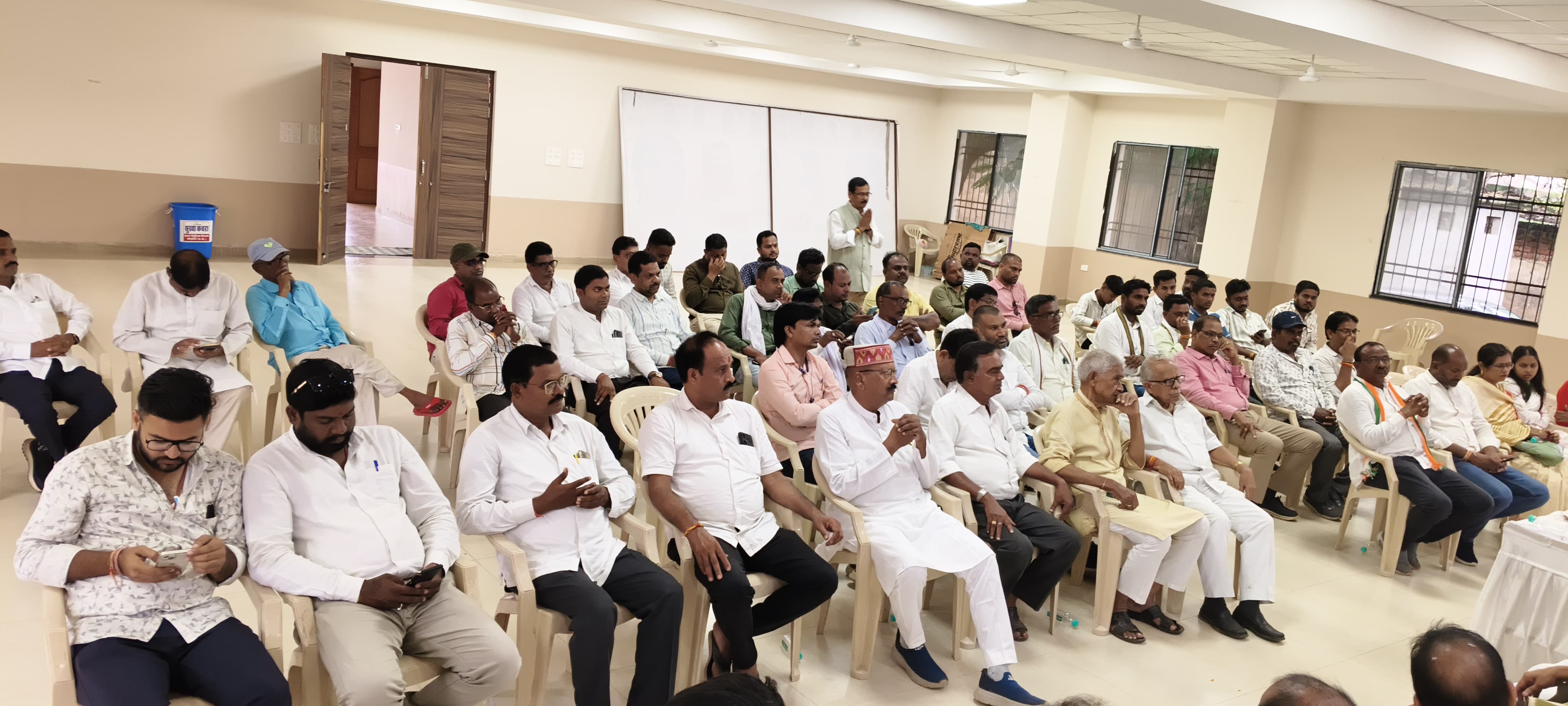 बैठक में उपस्थित कांग्रेस के सदस्य।