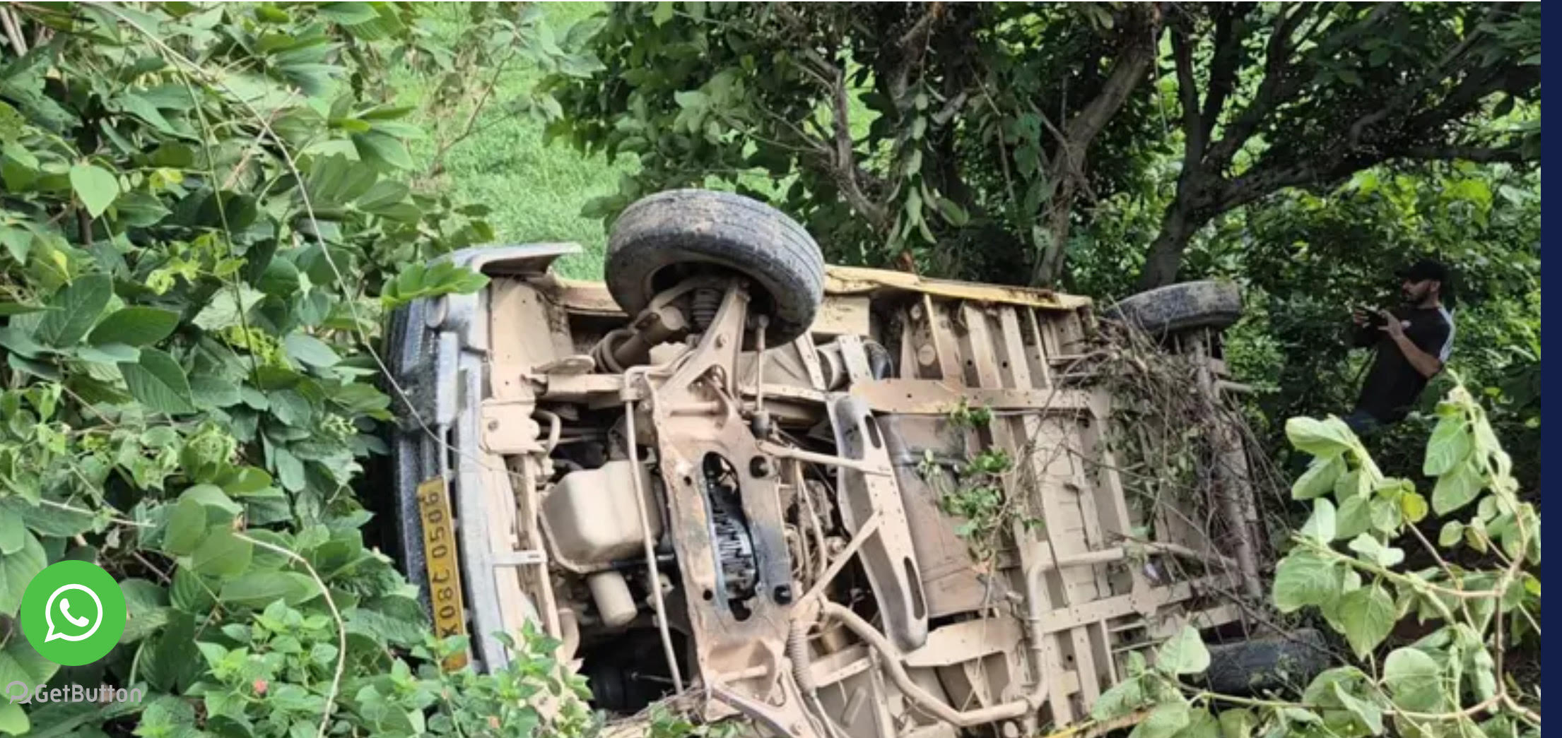 School van fell into a ditch in Kathua, a major accident was averted, questions raised on the negligence of the traffic department School van fell into a ditch in Kathua, a major accident was averted, questions raised on the negligence of the traffic department