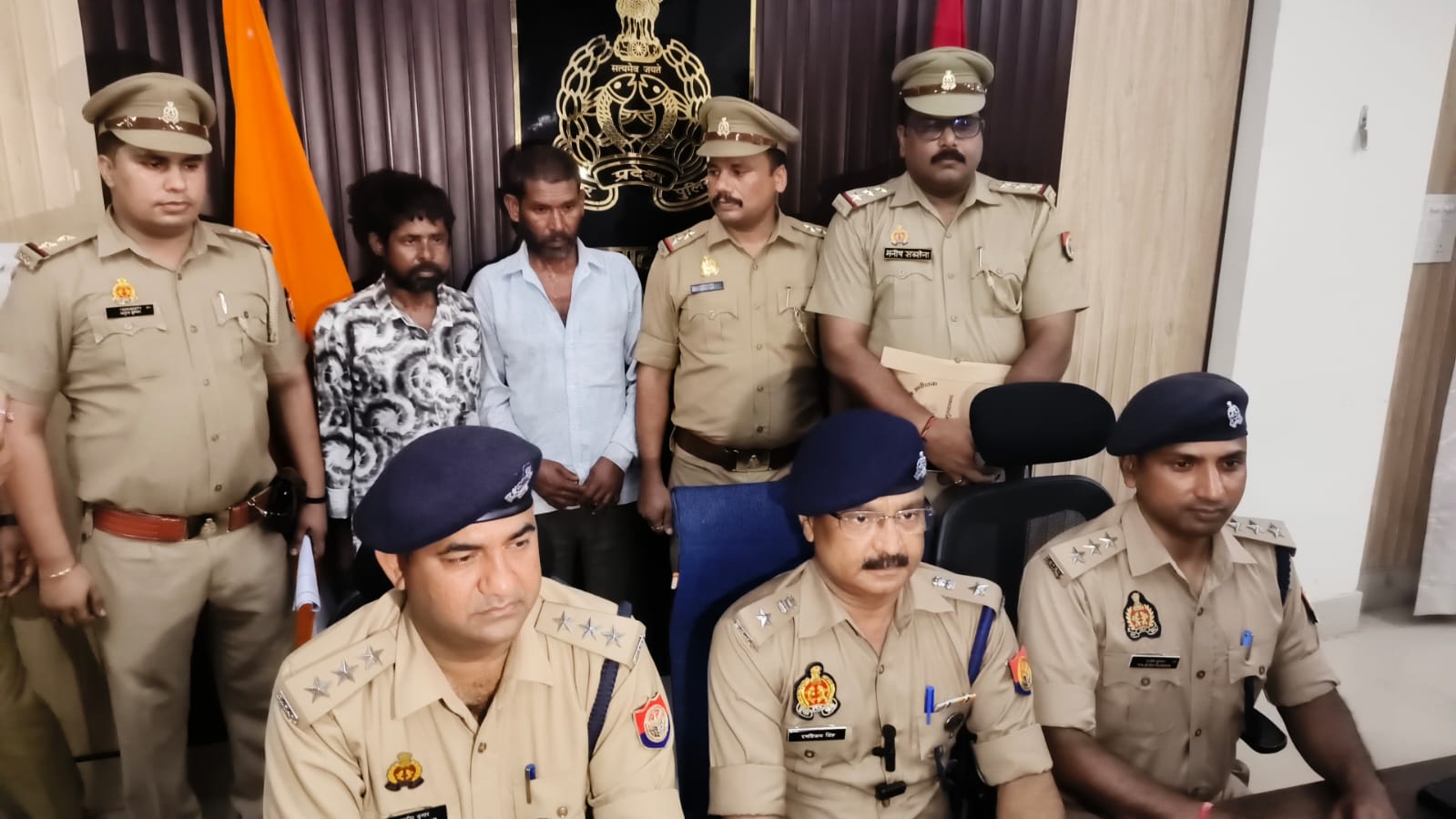 थाना सिविल लाइन पुलिस मुठभेड़ में गिरफ्तार किए घुमंतू पंखियां जाति गिरोह की जानकारी देते पुलिस अधीक्षक नगर, पुलिस गिरफ्त आरोपित। थाना सिविल लाइन पुलिस मुठभेड़ में गिरफ्तार किए घुमंतू पंखियां जाति गिरोह की जानकारी देते पुलिस अधीक्षक नगर, पुलिस गिरफ्त आरोपित।