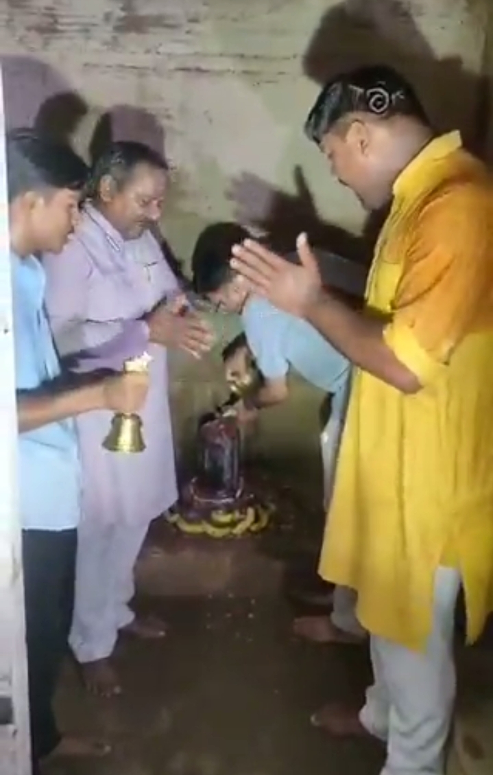 सिद्धेश्वर महादेव मंदिर में पूजा करते स्थानीय लोग ( वीडियो से ली गई फोटो) सिद्धेश्वर महादेव मंदिर में पूजा करते स्थानीय लोग ( वीडियो से ली गई फोटो)