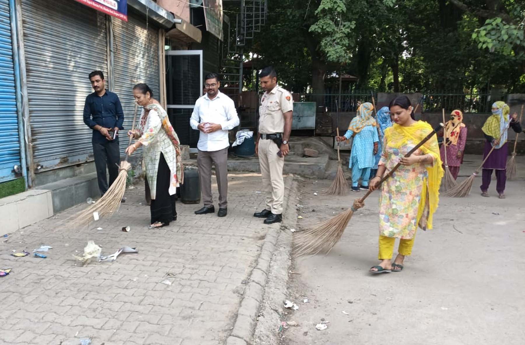 गुुरुग्राम में झाड़ू लगाकर स्वच्छता के लिए प्रेरित करती मेयर राजरानी मल्होत्रा। गुुरुग्राम में झाड़ू लगाकर स्वच्छता के लिए प्रेरित करती मेयर राजरानी मल्होत्रा।