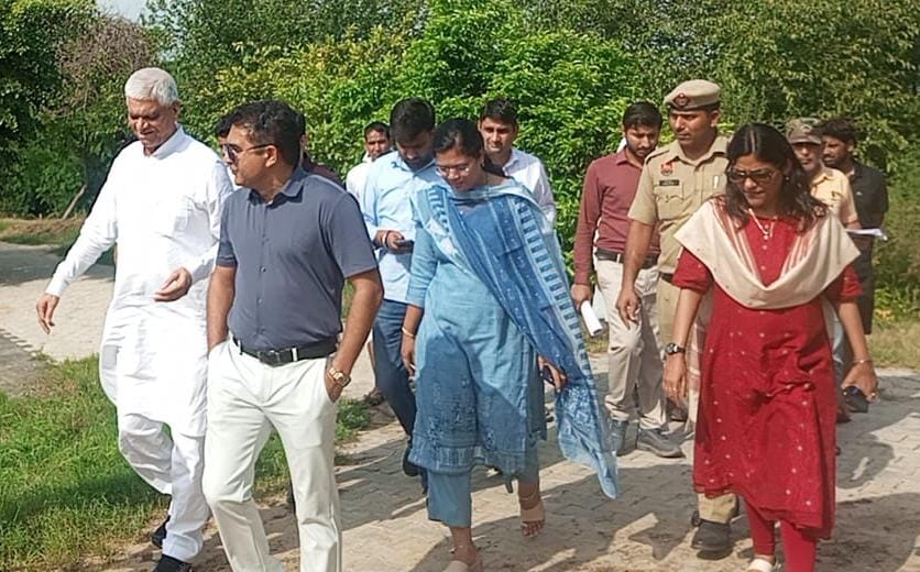 विधायक रघुवीर सिंह तेवतिया जिला उपाय डॉक्टर हरीश कुमार वशिष्ठ के साथ अन्य अधिकारी गण