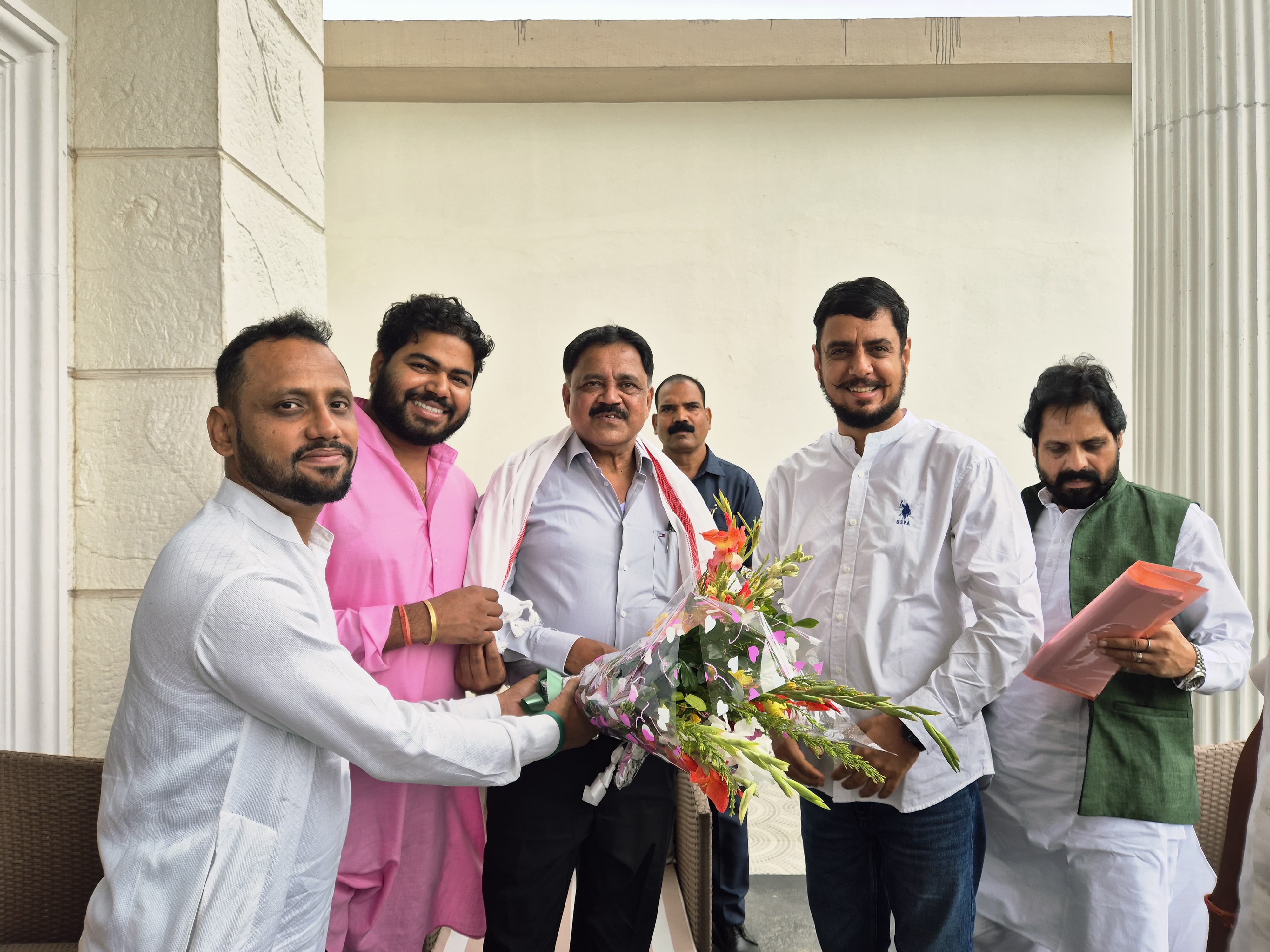 मंत्री को ज्ञापन सौंपते तनुज खत्री और अन्य मंत्री को ज्ञापन सौंपते तनुज खत्री और अन्य