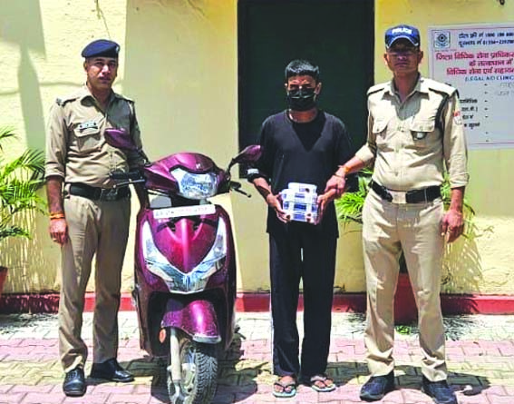 पुलिस गिरफ्त में आरोपित पुलिस गिरफ्त में आरोपित
