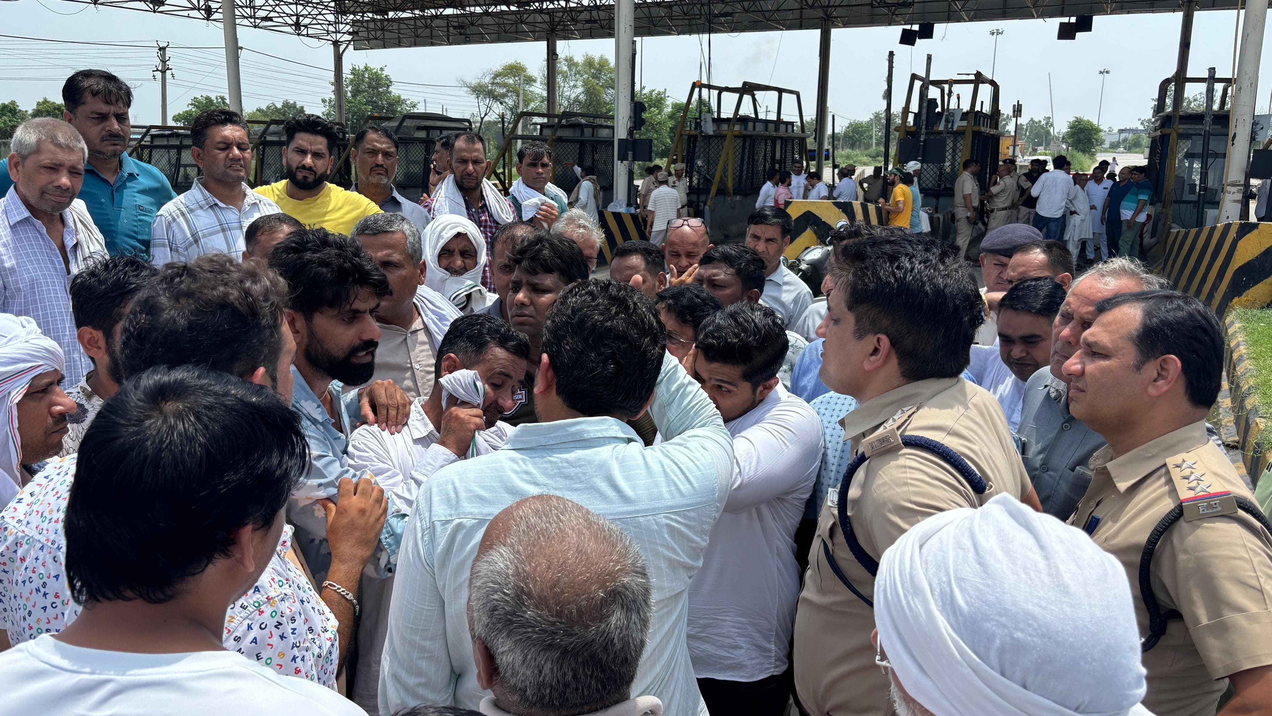 रोहद टोल प्लाजा पर सांपला के ग्रामीणों को समझाते अधिकारी। रोहद टोल प्लाजा पर सांपला के ग्रामीणों को समझाते अधिकारी।