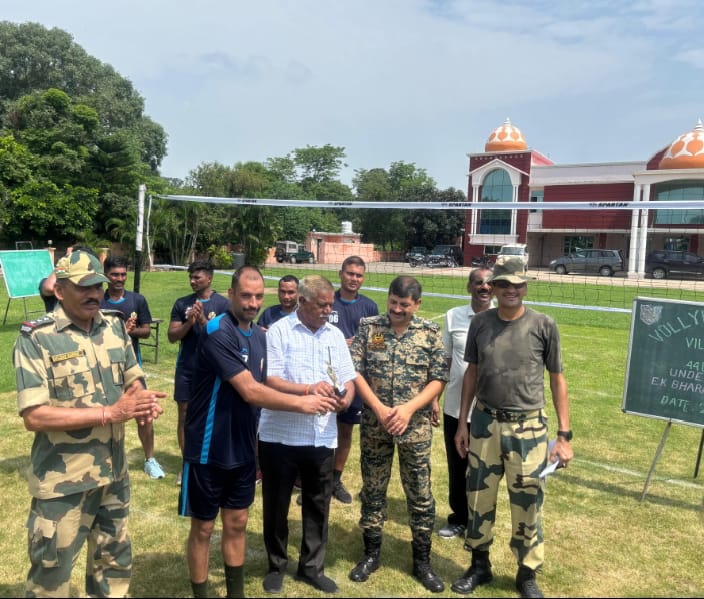खिलाडियाें के साथा मुखय अतिथि खिलाडियाें के साथा मुखय अतिथि