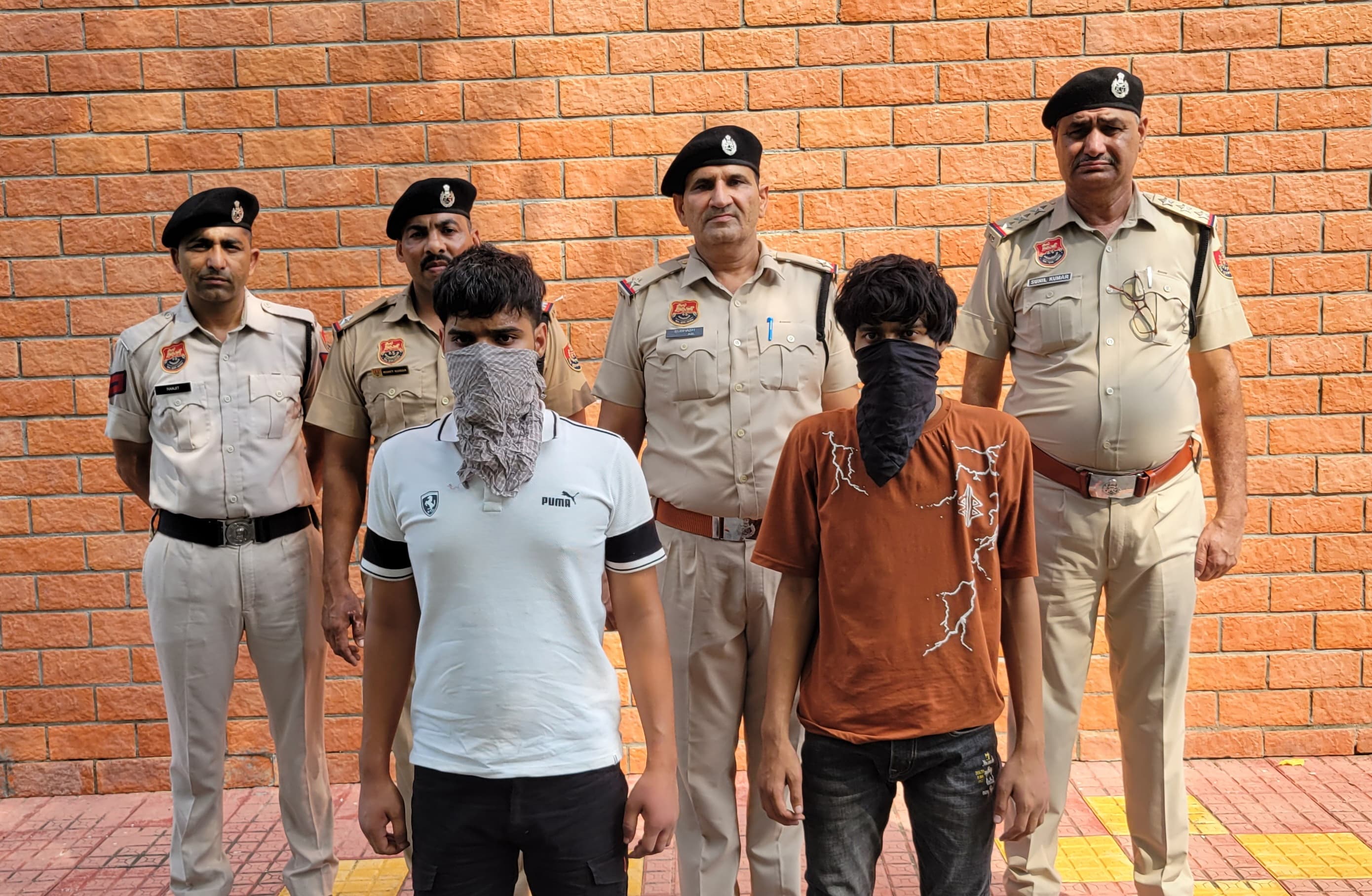 सतवीर की हत्या के आरोप में पकड़े गए युवक पुलिस की हिरासत में। सतवीर की हत्या के आरोप में पकड़े गए युवक पुलिस की हिरासत में।