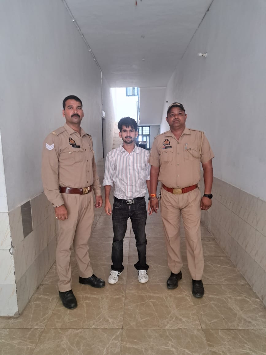 गंदगी पैदा करने वाली घृणित और गालियों से भरी वीडियो बनाने का आरोपित यूट्यूबर आमिर पुलिस गिरफ्त में। गंदगी पैदा करने वाली घृणित और गालियों से भरी वीडियो बनाने का आरोपित यूट्यूबर आमिर पुलिस गिरफ्त में।