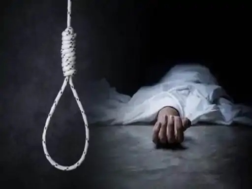 आर्थिक संकट से परेशान व्यक्ति ने परिवार को मौत की नींद सुलाकर की आत्महत्या