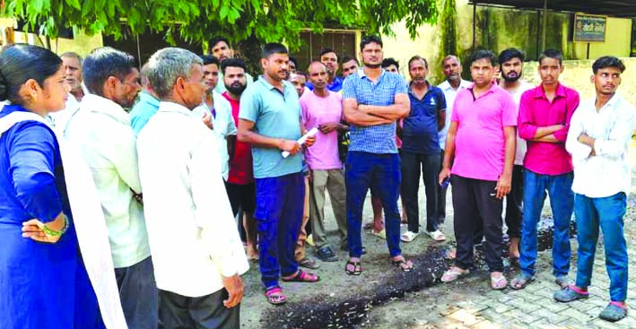 माैके पर भाीड माैके पर भाीड