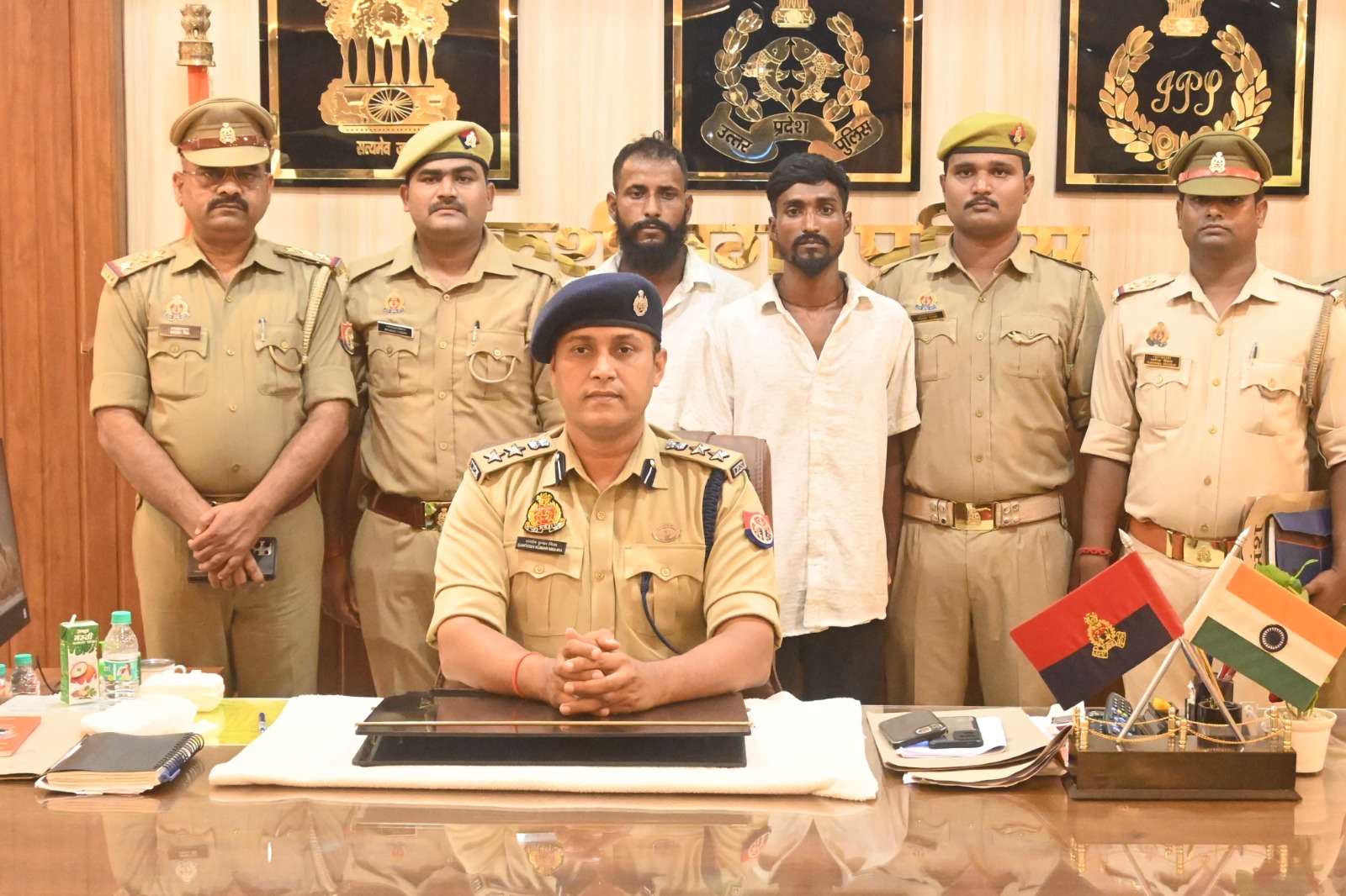 पकड़े गए तस्करों के साथ जानकारी साझा करते एसपी पकड़े गए तस्करों के साथ जानकारी साझा करते एसपी