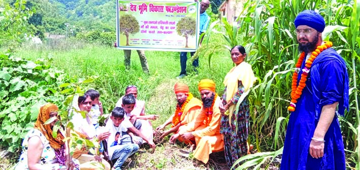 पौधारोपण करते हुए पौधारोपण करते हुए