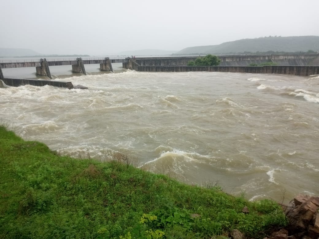 बांध के गेट खुलने से निकलता पानी