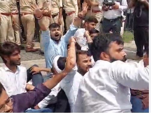 छात्रसंघ चुनाव को लेकर सरकार के खिलाफ धरना देकर किया विरोध प्रदर्शन छात्रसंघ चुनाव को लेकर सरकार के खिलाफ धरना देकर किया विरोध प्रदर्शन