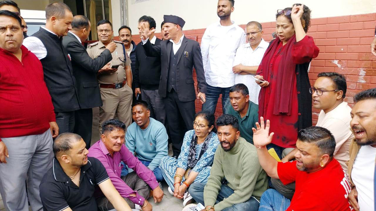 पालिकाध्यक्ष की अगुवाई में धरने पर बैठे जनप्रतिनिधि और अधिवक्ता