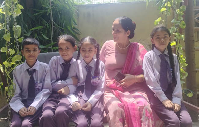 सोनीपत: हरियाली तीज के कार्यक्रम में शामिल छात्र व शिक्षक सोनीपत: हरियाली तीज के कार्यक्रम में शामिल छात्र व शिक्षक