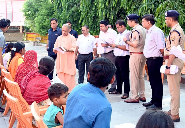 गाेरखपुर जतना दर्शन में सुनीं समस्याएं गाेरखपुर जतना दर्शन में सुनीं समस्याएं
