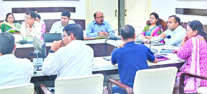 बैठक लेते हुए डीएम बैठक लेते हुए डीएम