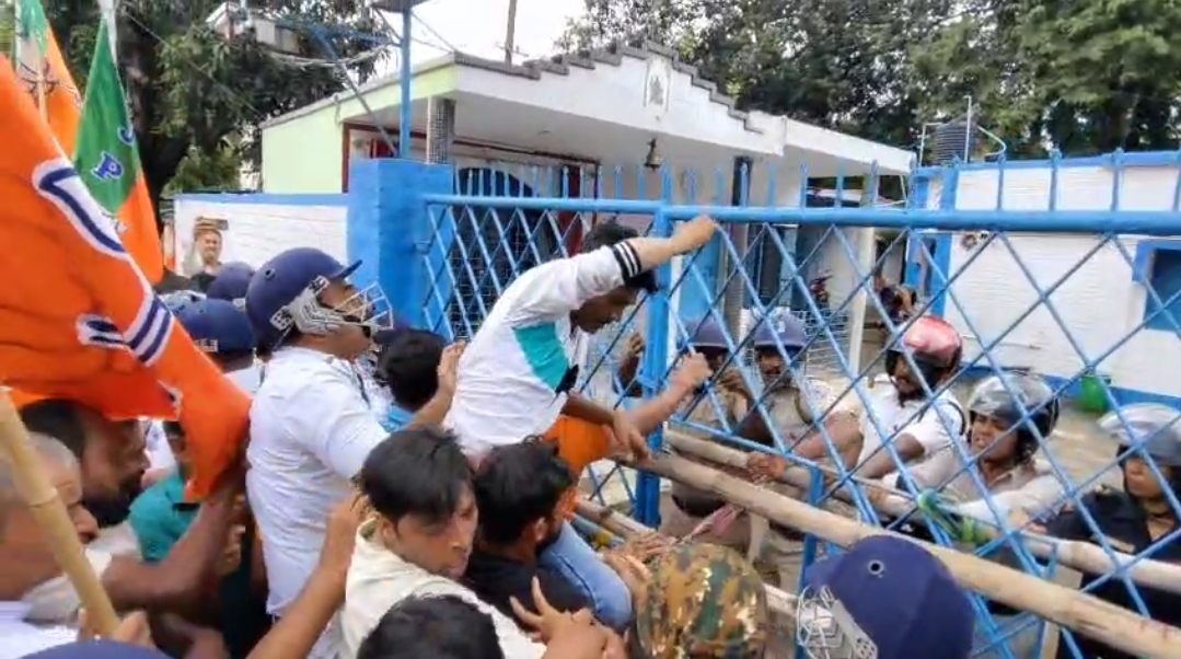 बैंडेल पुलिस चौकी के बाहर भाजपा का विरोध प्रदर्शन, कानून व्यवस्था और कार्यकर्ताओं पर हमले के खिलाफ सौंपा ज्ञापन बैंडेल पुलिस चौकी के बाहर भाजपा का विरोध प्रदर्शन, कानून व्यवस्था और कार्यकर्ताओं पर हमले के खिलाफ सौंपा ज्ञापन