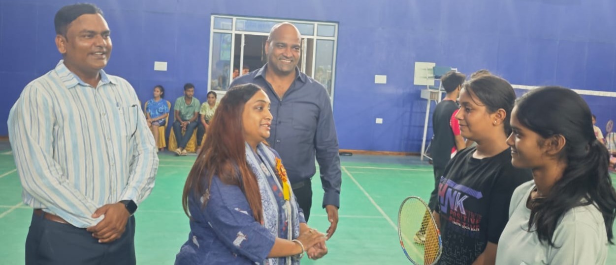 सोनकपुर स्पोर्ट्स स्टेडियम में जनपद स्तरीय बैडमिन्टन, फुटबाल एवं कुश्ती प्रतियोगिता के शुभारंभ पर खिलाड़ियों से परिचय लेती प्रिया अग्रवाल।