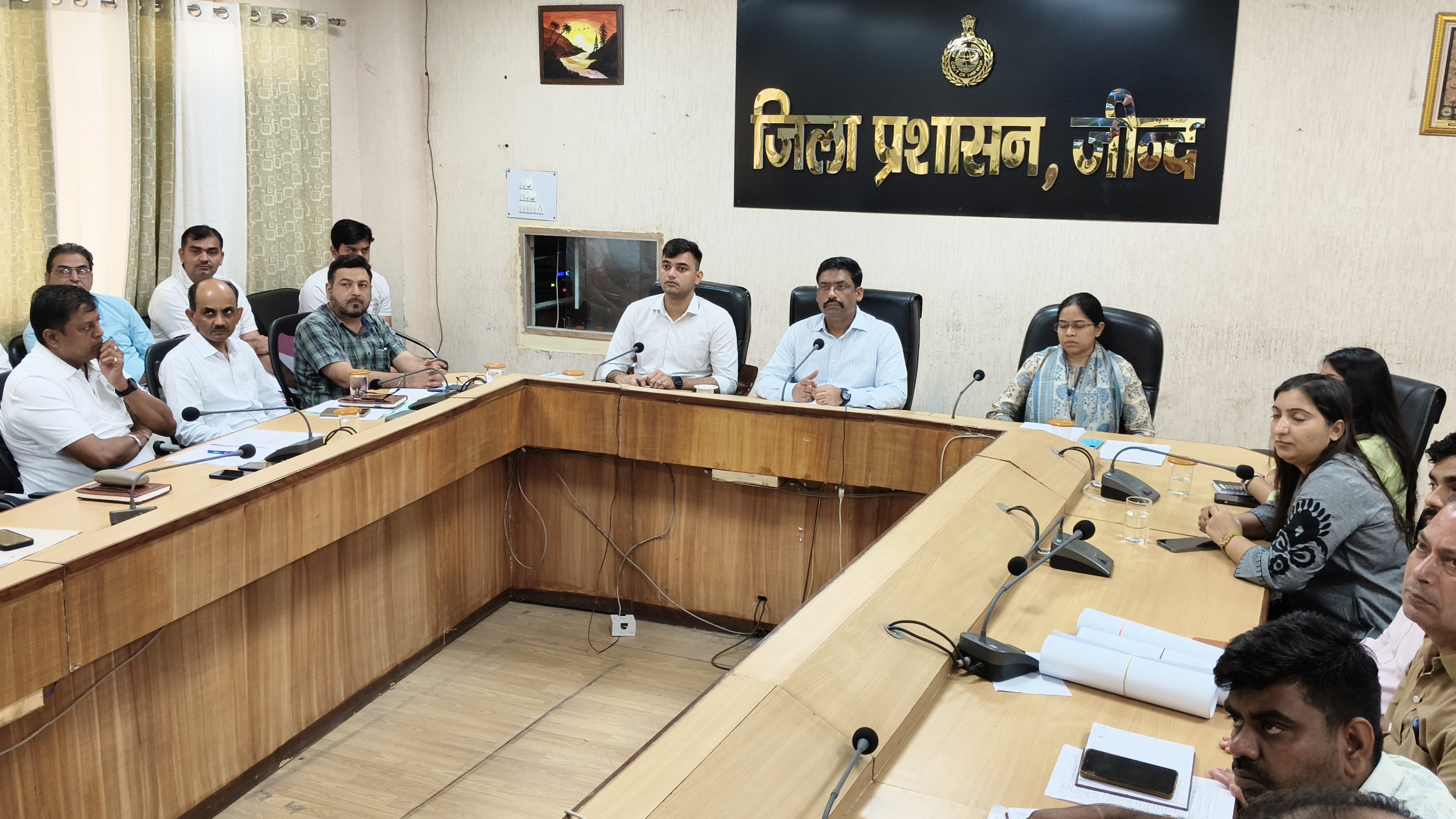 बैठक में भाग लेते हुए डीसी व अन्य अधिकारी। बैठक में भाग लेते हुए डीसी व अन्य अधिकारी।