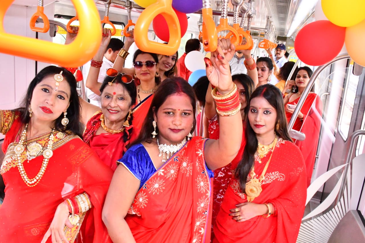 मेट्रो में जॉय राइड के दौरान महिलाएं