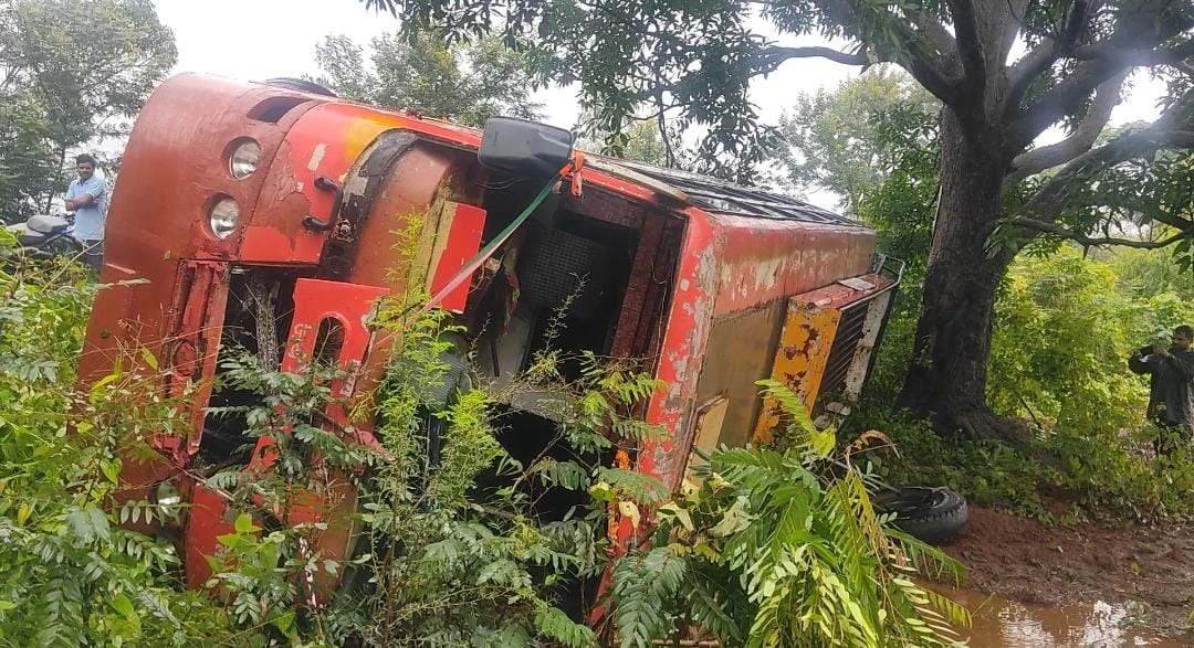 सडक  किनारे पलटी बस