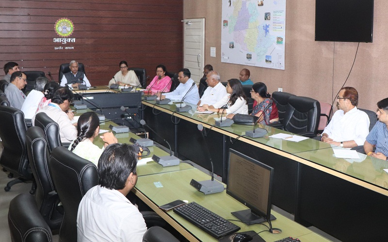 संभागायुक्त कार्यालय में बैठक संभागायुक्त कार्यालय में बैठक