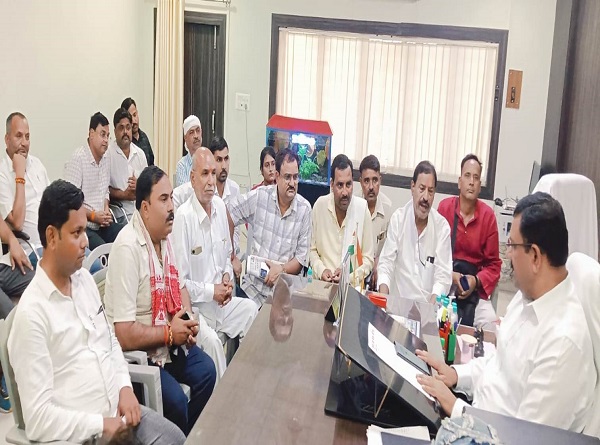 जिलाधिकारी से बातचीत करते पत्रकार बंधु जिलाधिकारी से बातचीत करते पत्रकार बंधु
